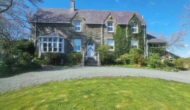 ASHLEIGH HOUSE, family friendly, character holiday cottage in Gaerwen