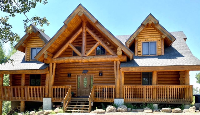 Ashton Bear-a-dise. Spacious retreat close to fishing, hiking, National Parks