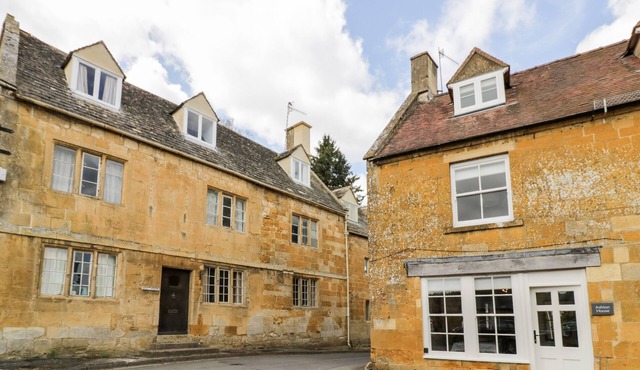 ASHTON HOUSE, pet friendly, character holiday cottage in Blockley