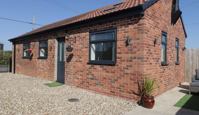 ASHTREE COTTAGE, pet friendly, country holiday cottage in Ottringham