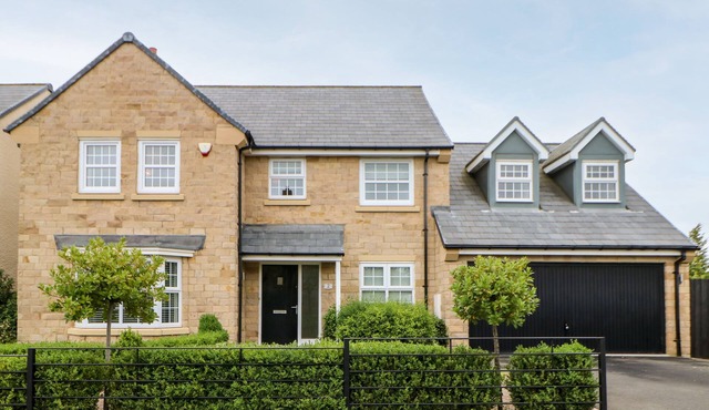 ASHTREE, pet friendly, character holiday cottage in Barnard Castle