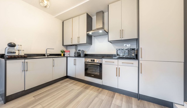 Ashview 2 - Heathrow - Thorpe Park - Free Parking