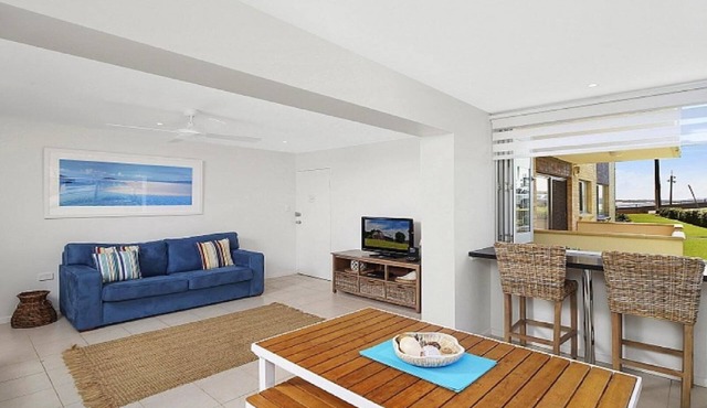 ASHWOOD | 100 meters to beach, shops, cafes | Accom Holidays