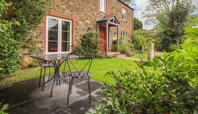 ASHWOOD HOUSE, pet friendly, character holiday cottage in Grampound