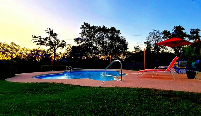 Ashwood Villa, swimming pool, backyard theater, coffee shop