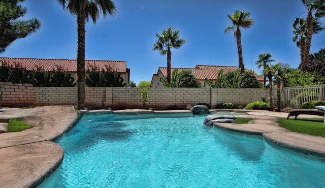 ASK ABOUT SPECIALS! 5 Bedroom King Suite w/ Pool & FAST Wi-Fi!