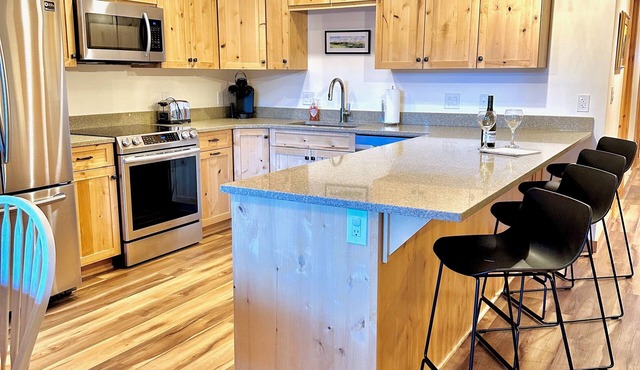 Ask about summer discounts! Walk to Govy/Ski Bowl, Garage parking, Sleeps 8