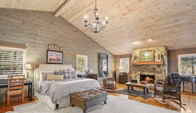 Aska Adventure!!! 4 bedroom (2 Masters), Hot tub, pool table, VIEWS!!