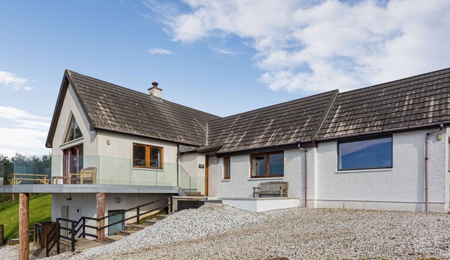 ASKIVAL, family friendly, character holiday cottage in Elgol