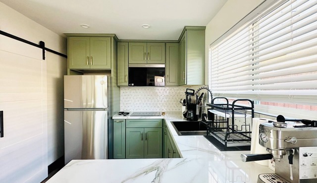 Aspan Roost: Fast WiFi , Chef’s Kitchen & AC , Perfect for Long Stays!