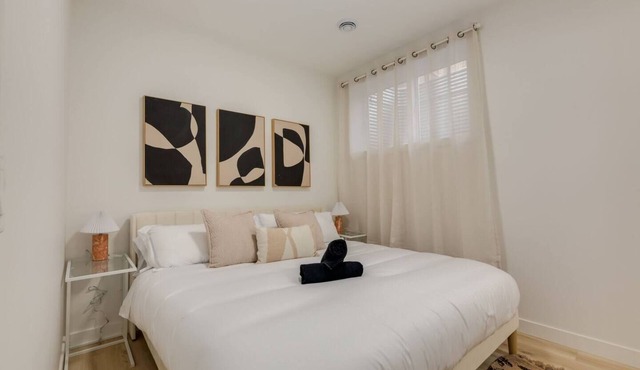 "Aspen" 1 Bdrm-Close to C-train and DT!