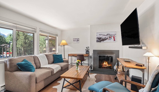 Aspen 30-Day Luxury Lease, Downtown 2BR, Pool, Steps to Gondola & Core