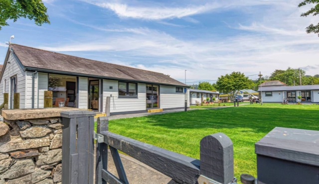 ASPEN APARTMENT, pet friendly, with hot tub in Llanrwst