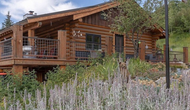 Aspen Bear Paws | Charming Retreat with Hot Tub & Loft