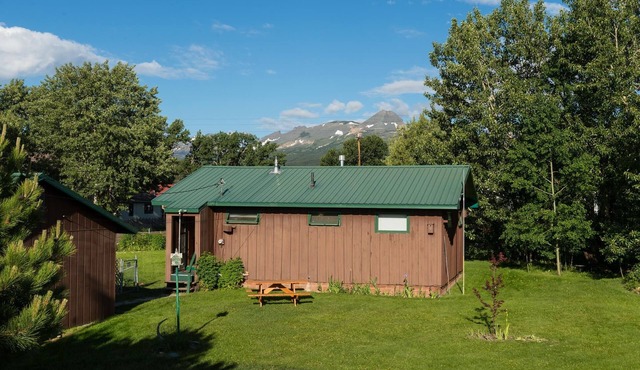 Aspen Cabin: clean, comfortable, great location, large yard, mountain view.