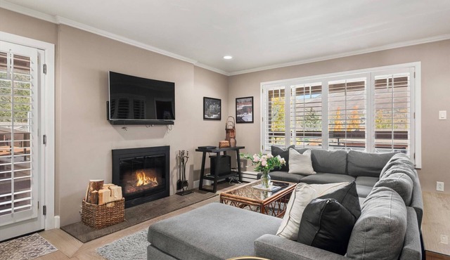 Aspen Condo 1.5 Blocks to Town. Balcony. Outdoor Pool. Sleeping Den w/Sofa Bed, 3 Bathrooms, Gas FP