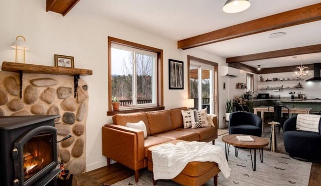 Aspen Glow Cabin - a charming 2-bedroom cabin with mountain views & wood stove
