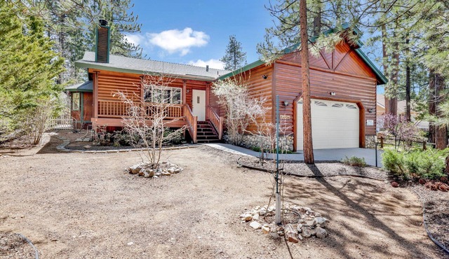 Aspen Grove Chalet: Fenced Private Yard, High-Speed WiFi & Minutes to the Lake