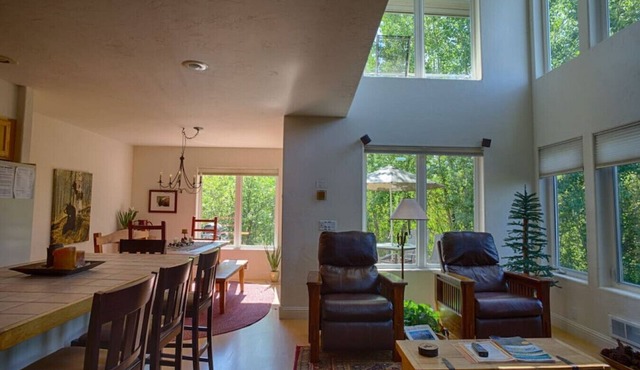 Aspen Grove Retreat: Fireplace, Balcony, Close to Grand Targhee