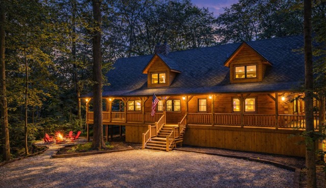 Aspen Hollow Lodge: Luxurious 5 Bedroom/4 Bathroom Space for 18 in Hocking Hills