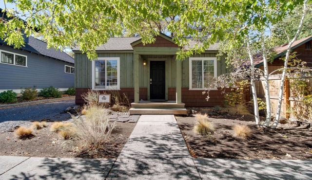 Aspen House- Sweet, Modern Downtown Cottage, 100+mbps Wifi, A/C, Walk Everywhere