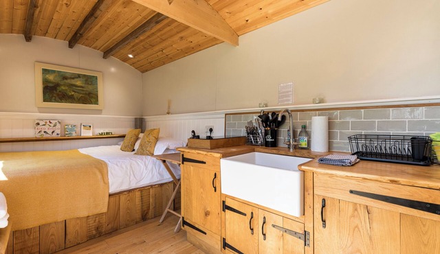 Aspen Leaves - Tranquil Shepherds Hut- Views of The South Downs National Park