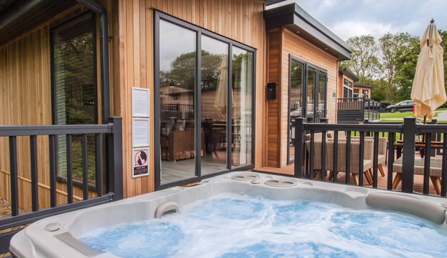 Aspen Lodge | sleeps 6 - Hot Tub, Dog Friendly - 5* Visit England