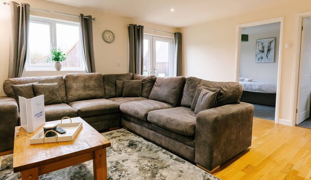 ASPEN LODGE, with hot tub in Brigg