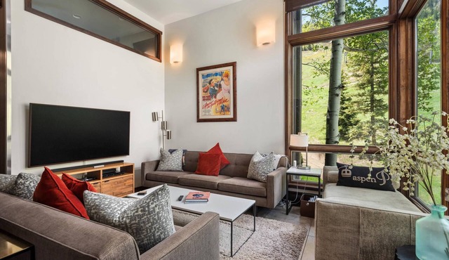 Aspen Mountain Luxury! Balcony Views, Gas FP, W/D, Pool/Hot Tub & Garage Parking