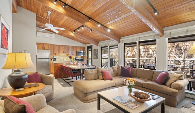 Aspen Mountain Views, Bright Top-Floor 3BR, Pool, Hot Tub, 7-Min Walk to Gondola