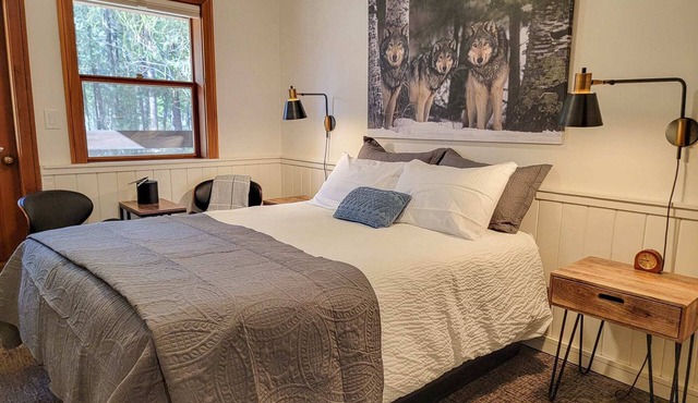 Aspen - queen bedroom w/deck at The Inn At Mazama