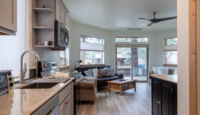 Aspen Suite | Walk to Sisters | Sleeps 4