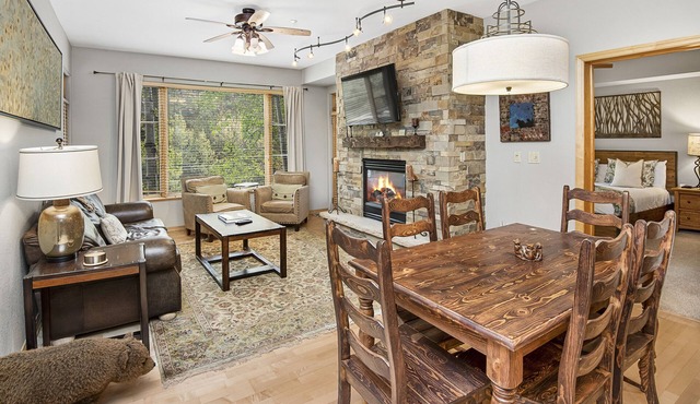 Aspenwood Lodge In Arrowhead, short walk to the Ski Lift, free garage parking!