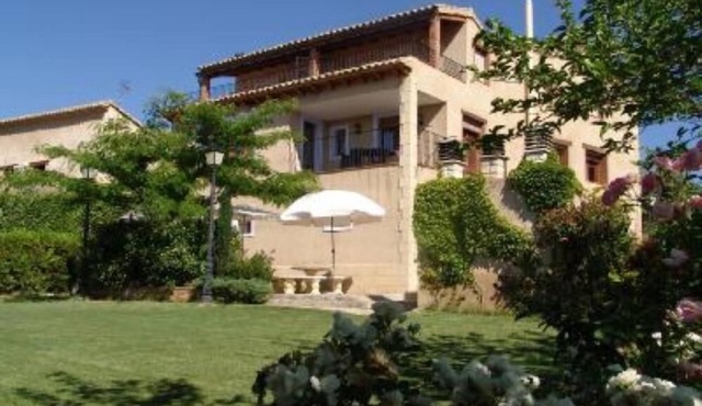 Asque: House with garden