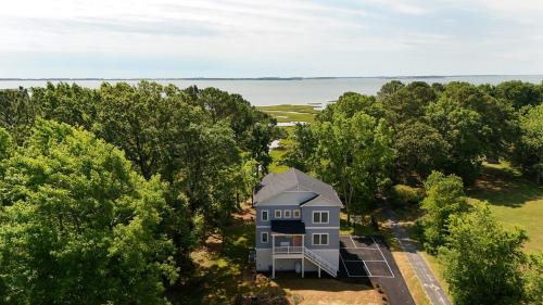 Assateague Holiday House 4BR luxury home with Assateague views and only 5 min drive to the island!
