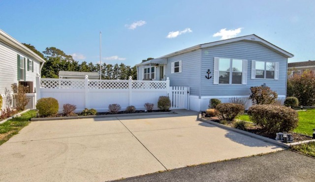 Assateague Pointe 2 br/1 ba 2 outdoor pools -in WOC.