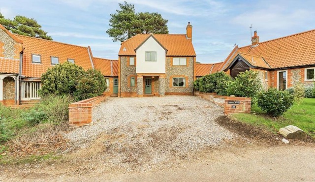 Astley House - Norfolk Cottage Agency