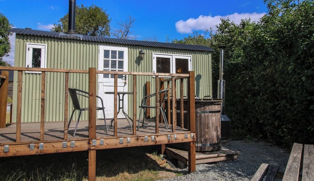 ASTON - SHEPHERD HUT, romantic, with hot tub in Aston On Clun