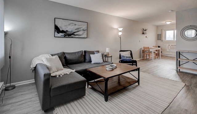 Astonishing 2bed 1bath Unit- Minutes from Airport!