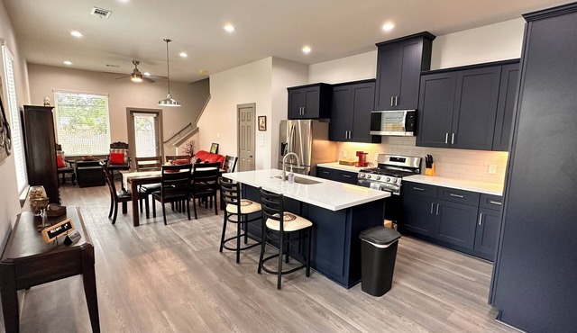 Astonishing Cozy Pet Friendly - City Center, Memorial, Energy Corridor with Yard