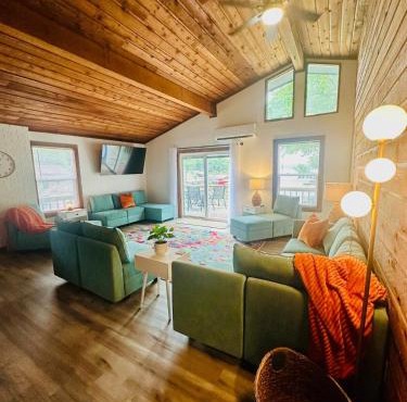 Astonishing view 100 feet from the lake!