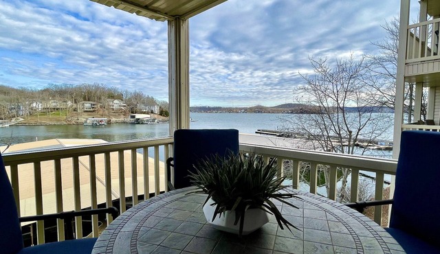 Astonishing view/Relaxing/Lakefront condo. Outdoor pool & Boat slip included.nnn