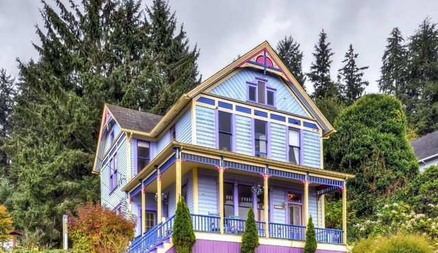 'Astoria Painted Lady' Historic Apt w/River View!
