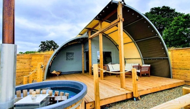 Astounding and unique valley eco Scandi Lodge with hot tub