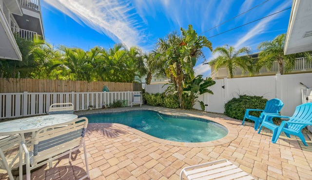 At Ease West: A tropical rental 1/2 block from the beach