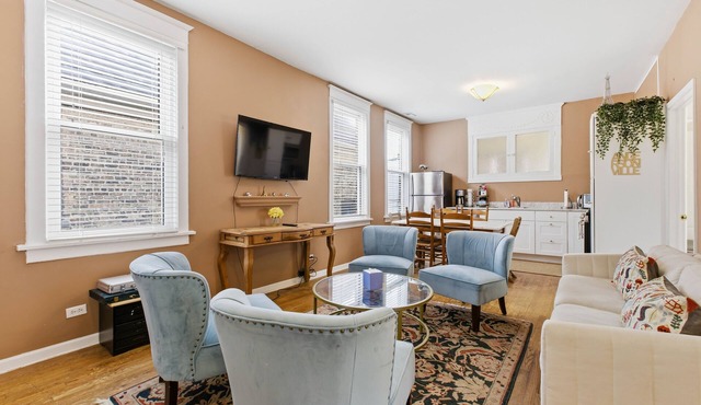 At Home in Andersonville - Close to Foster Beach and the Red Line by AllSet Turnover