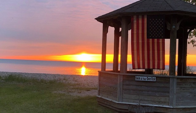 At Lake Huron Shore Sunrise View entire family Home with Beach