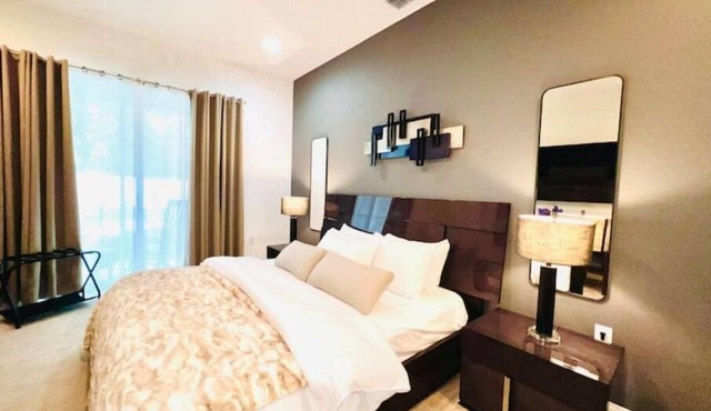 At Lakes Upscale Villa/Next to Downtown Orlando