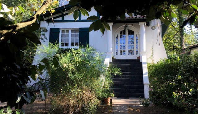 At Le Pyla, in the heart of the Corniche district, family villa under the pines