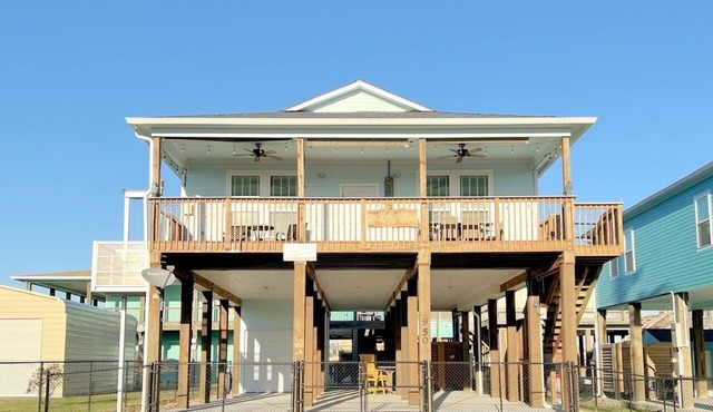 AT LONG LAST - 3 bedroom, close to beach, fenced yard, cargo lift!